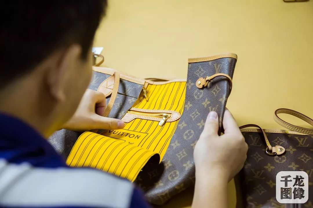10秒闻出LV真假!奢侈品鉴定师是怎样炼成的